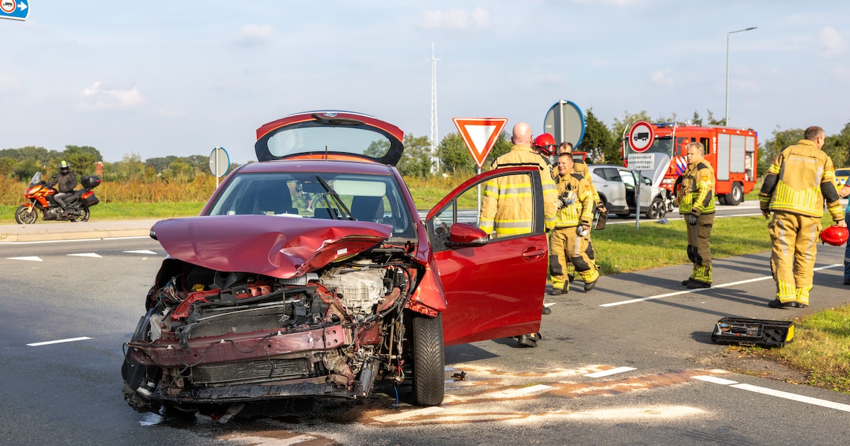 Flinke schade na botsing tussen twee auto's op afrit bij Ommen