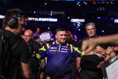 LIVE Premier League Darts | Luke Littler op voorsprong in stampvolle O2 Arena in Londen: wie wint de allesbeslissende avond?
