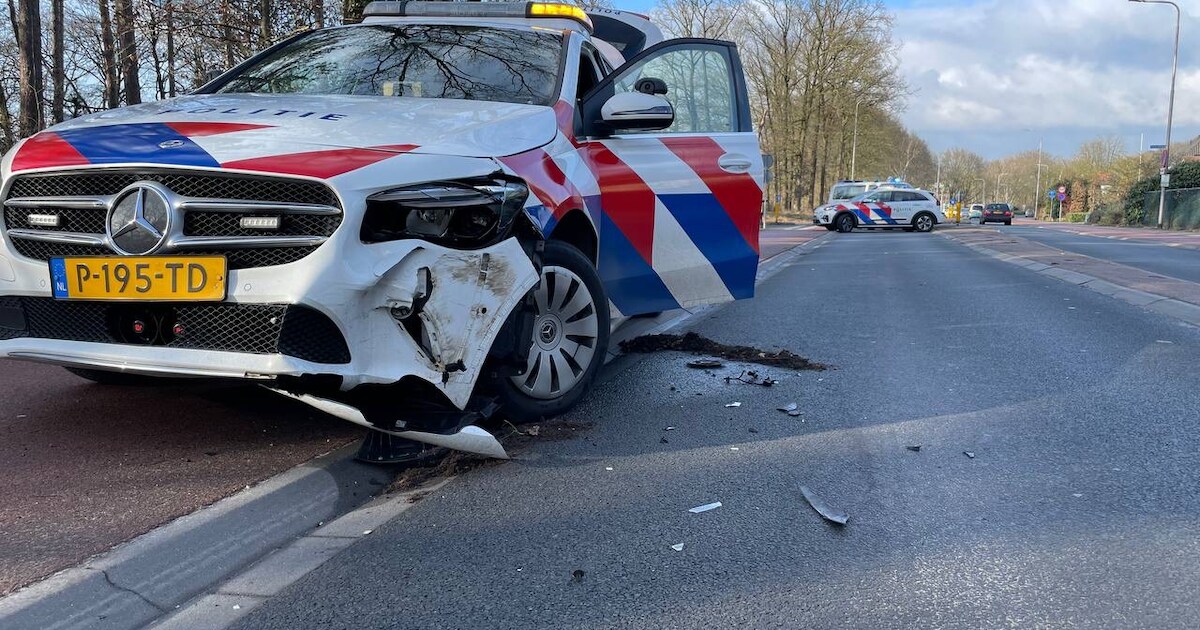 Politieauto botst met personenauto: forse schade | Nijmegen