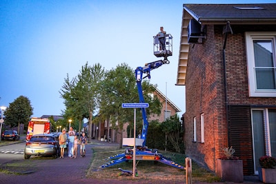 Man wil zijn dak schilderen, maar de hoogwerker weigert nog naar beneden te gaan
