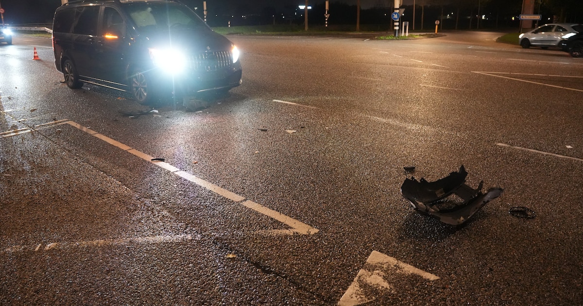Veel schade bij aanrijding tussen auto’s op kruispunt in Zwolle.