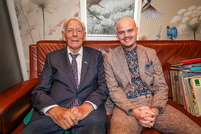 Frans (92) leerde Joey (26) fietsen, vissen én het belang van vrijwilligerswerk: ‘Opa inspireert me 