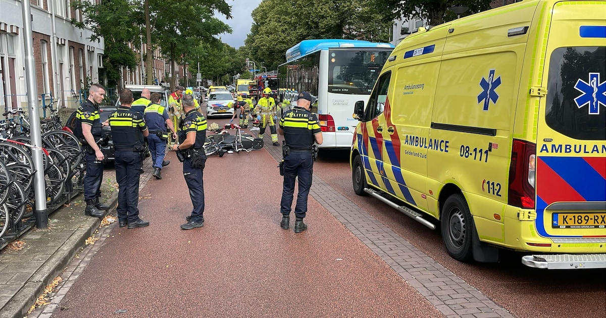 Tragisch ongeluk in Nijmegen: scooterrijder wordt overreden door stadsbus en overlijdt.