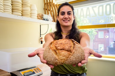 Na een zware burn-out bakt Loïs (34) nu in een kamer van 8 vierkante meter brood voor klanten uit he