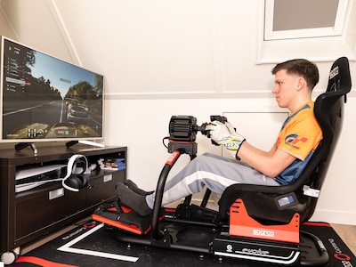 Op zijn zolder is Rick (23) kampioen simracen: ‘Als ik oefen, mag niemand mij storen’