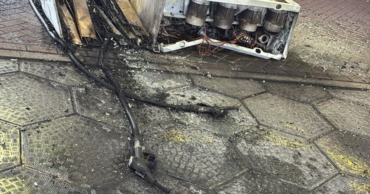 Benzineslang zit vast aan wit taxibusje... dan gebeurt dit