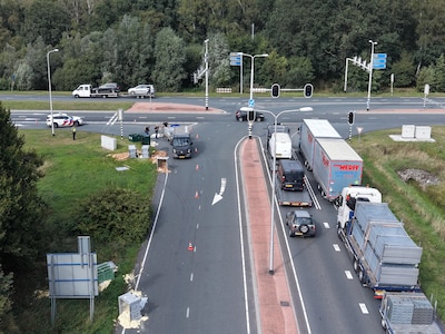 Vrachtwagen verliest kilo’s oud brood, kruising in Nijverdal deels afgesloten