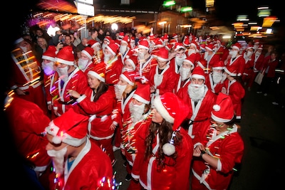 Rennen in een kerstmanpak, waarom is dit zo populair? ‘Je kunt zelfs met een rollator meedoen’