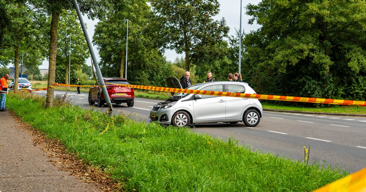 Lantaarnpaal dreigt om te vallen na botsing in Elburg, fietspad dicht