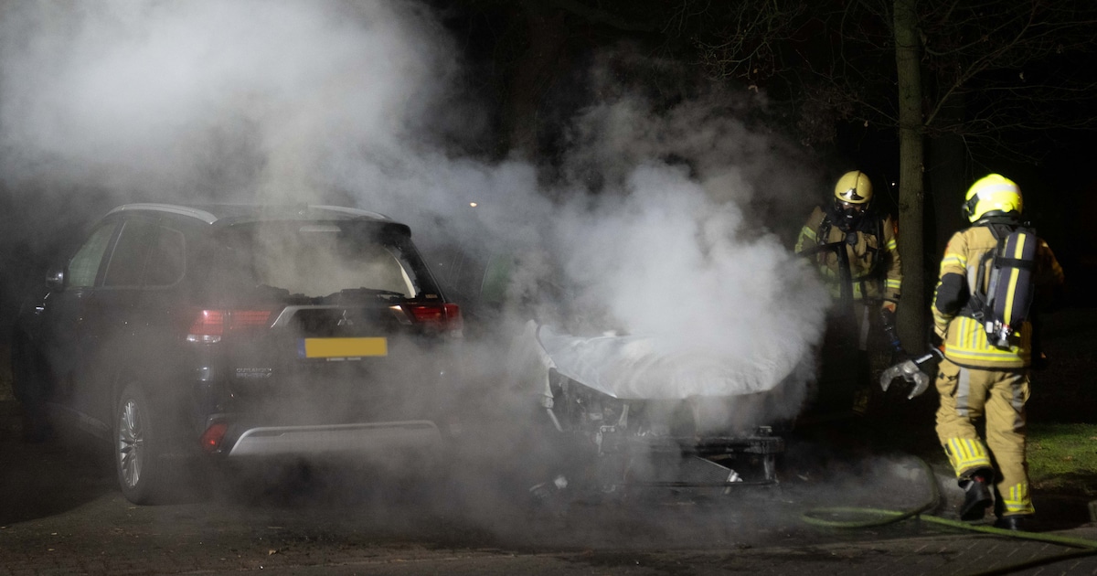Geparkeerde auto verwoest bij brand in Deventer, auto ernaast raakt zwaar beschadigd