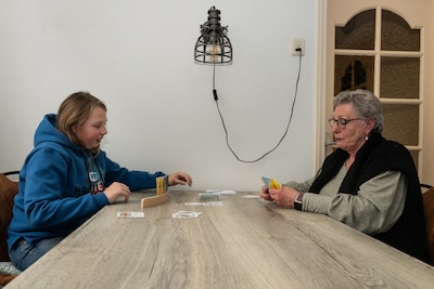 Oma Riet (69) en kleinzoon Ryan (13) maken op elektrische step de camping onveilig: ‘Wij hebben echt