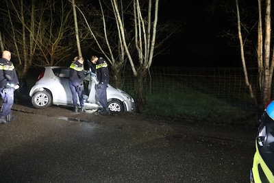 Automobilist rijdt sloot in langs Nieuwe Voorthuizerweg in Nijkerk