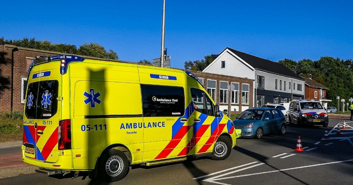 Fietser geschept door auto in Enschede en gewond naar ziekenhuis