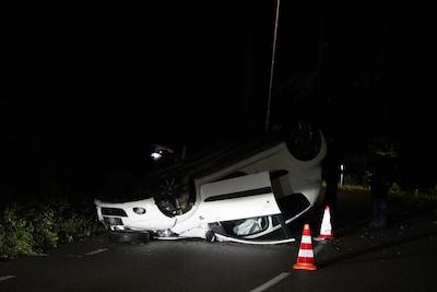 Auto slaat over de kop op N310, bestuurder komt met schrik vrij