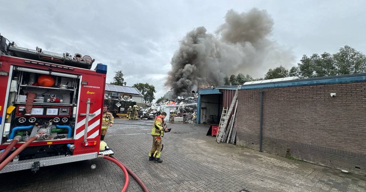 LIVE | Grote brand bij metaal recycling in Olst, rook in wijde omtrek te zien