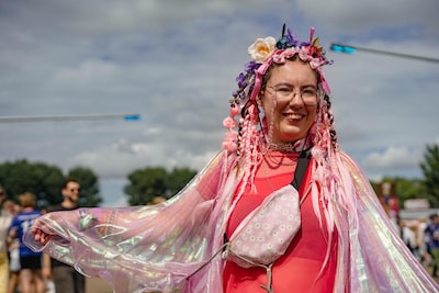 LIVE Lowlands | Veel roze en franjes: voor Ello (41) kan het op Lowlands wel
