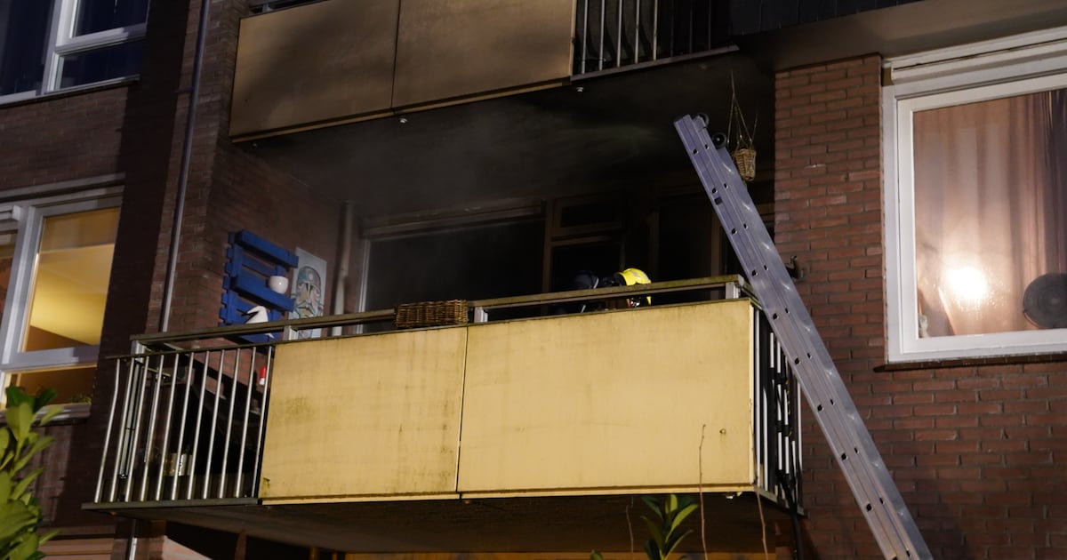 Brand op balkon in Eefde, flatgebouw vol rook