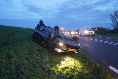 Auto op de kop bij ongeluk op IJsseldijk in Deventer