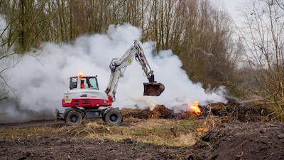 Brand in riet zorgt voor veel rook in Almere, en dat is niet voor het eerst op deze locatie