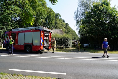 Schuurtje naast woning met rieten kap in brand in Raalte, brandweer handelt snel