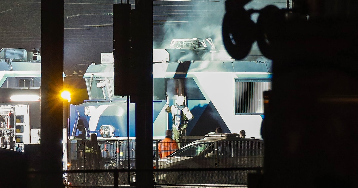 Brand in elektrische locomotief op rangeerterrein in Amersfoort