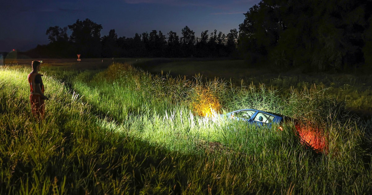 Bestuurder (20) negeert stopteken: auto raakt van de weg na achtervolging van vijf minuten