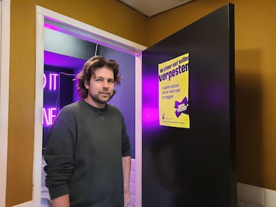 Geen excuus in Apeldoorn: wie zit er achter deze stickers, posters en teksten en wat betekent het?