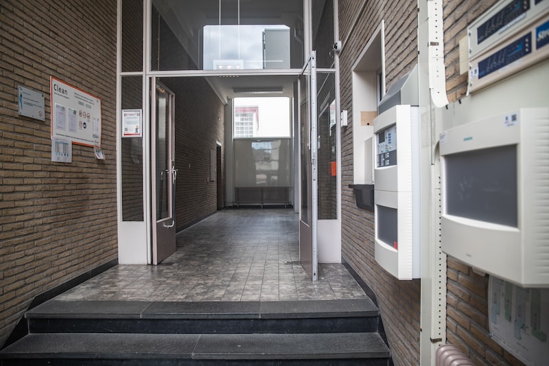 Af en toe staat de deur van het KPN-pand wel open, voor werkzaamheden.