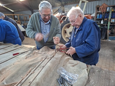 Dorsploeg Emst knapt historische graanmaaier op
