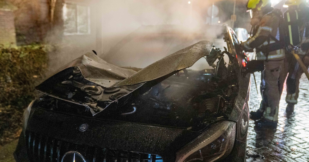Eerst de achterkant, daarna de voorzijde: zwarte Mercedes staat twee keer in brand in Deventer