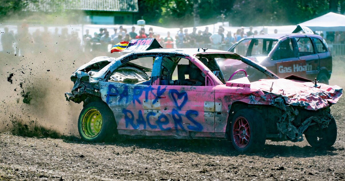 Auto’s botsen gevaarlijk? In Luttenberg doen deze waaghalzen niks liever: ‘Lekker klappers maken’