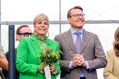 Eerst een mantelpak à la Beatrix, nu metallic en korset: de opvallende stijlswitch van prinses Laurentien