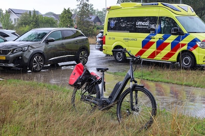 Fietser gewond na botsing met auto in Emmen
