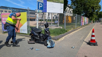 Scooterrijder ten val na botsing met auto in Doetinchem