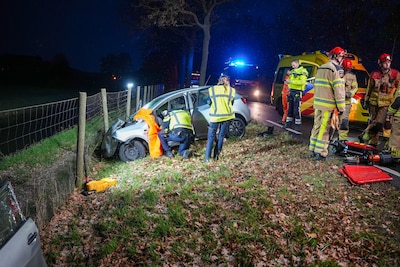 Auto belandt zonder motorblok in greppel na heftig ongeluk bij Zwolle