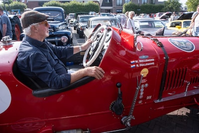 Volkswagenbusjes, Porsche 911’s en kevertjes midden in het centrum van Voorthuizen: ‘Heel het dorp l