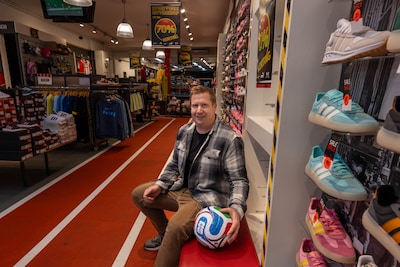 Wilco begon zijn sportwinkel in hartje Kampen op zijn 23ste, nu is het klaar: ‘Voelt als goed moment’