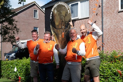 Waarom metershoge kopie van WK-beker in dit dorp rondgaat: ‘