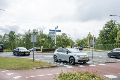 Hoe blijft het verkeer in Hoevelaken doorstromen? Een van de plannen: tunnel onder rotonde