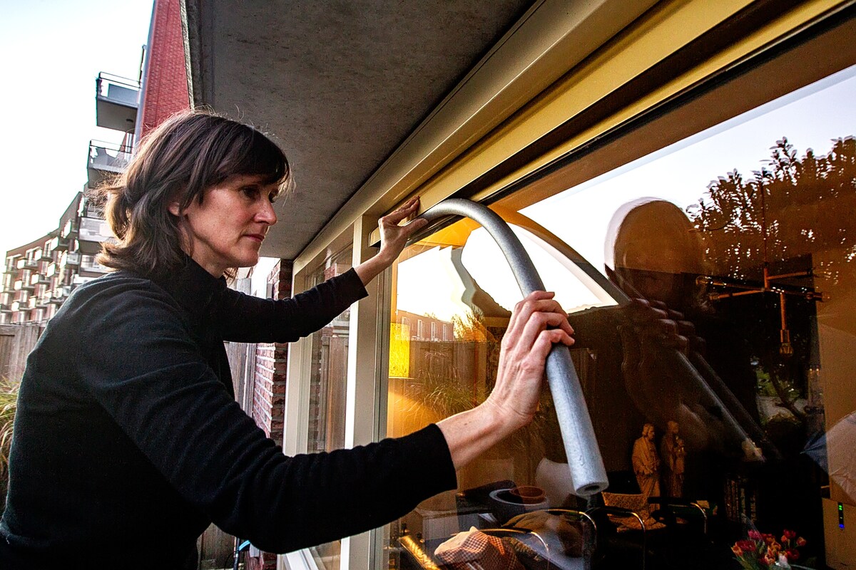 Hoe voorkom je dat de kachelrook van de buren bij  jou in huis doordringt?De Zutphense Pauline Nijenhuis, voorzitter van de Stichting Houtrookvrij, laat het zien.
