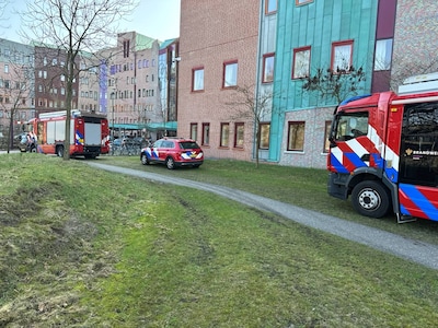 Zes brandweerwagens bij ziekenhuis Isala in Zwolle: ‘Brand in een lift’