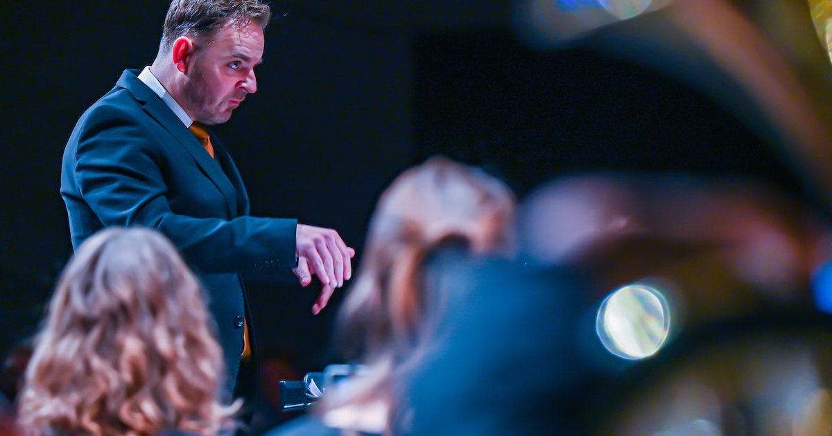 Zijn orkest speelt zondag om de wereldtitel, maar dirigent Erik (41) vliegt naar Finland: zijn droom