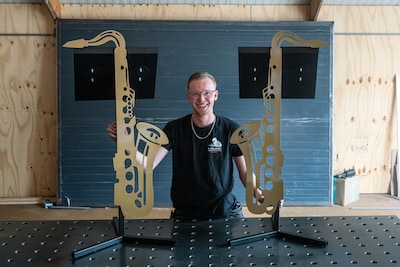 Geert (21) had geen trek in school, maar maakt nu supergave muziekstandaards voor bigband ‘On the Mo