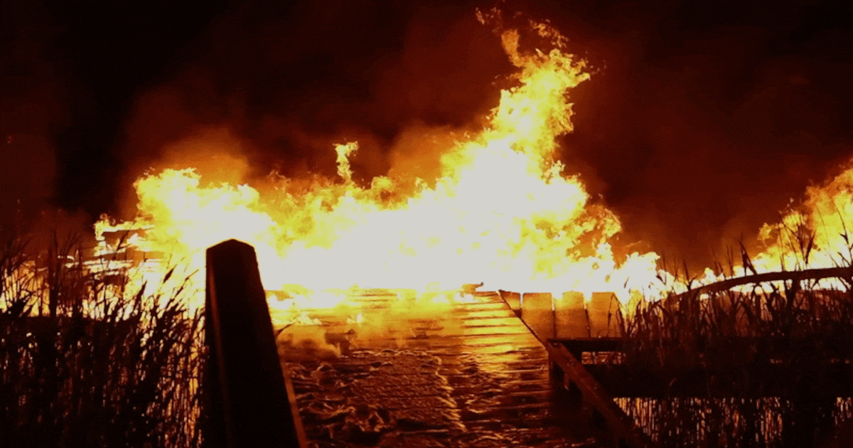 Na brand op een steiger in Emmeloord denkt gemeente aan aangifte: ‘Forse schade’