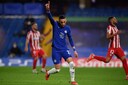 Hakim Ziyech loopt juichend weg nadat hij Chelsea op voorsprong heeft gezet.