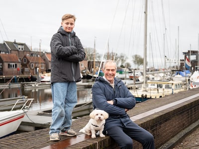 Levi (11) en zijn opa (67) zijn allebei dol op varen: ‘Mooi dat ik het bootvirus aan mijn kleinzoon 