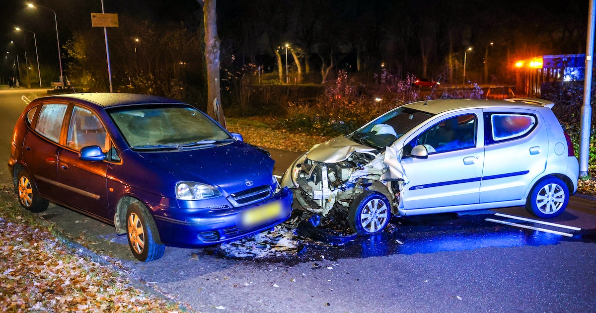 Automobilisten frontaal op elkaar gebotst in Emmen