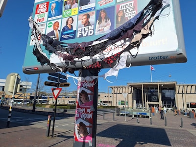 Ineens is de bh-slinger weg, dus de Dolle Mina’s van Zutphen weten wat ze moeten doen: zonder bh naa
