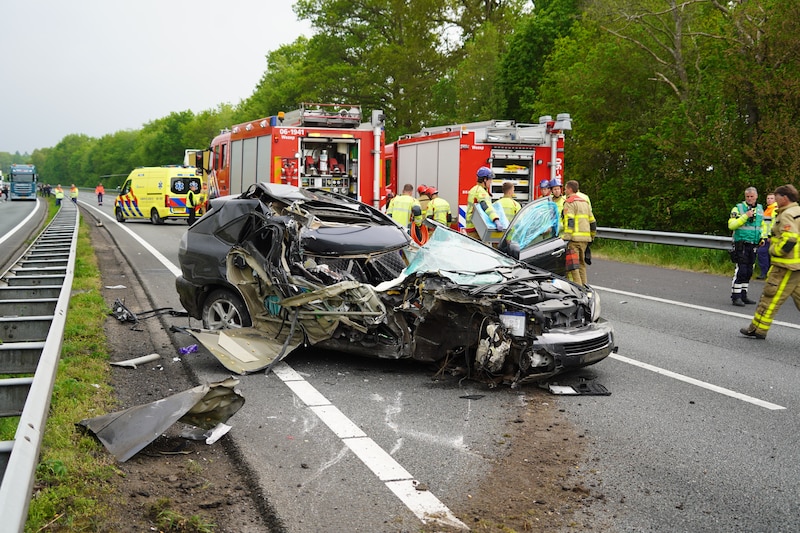 Ernstig ongeluk op A28 bij Wezep: auto botst op vrachtwagen, bestuurder  gewond | Regio | De Stentor.nl