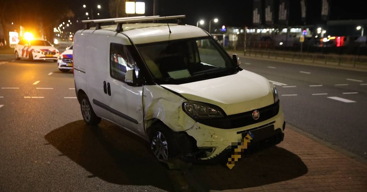 Veel schade en een gewonde bij aanrijding tussen auto’s in Apeldoorn